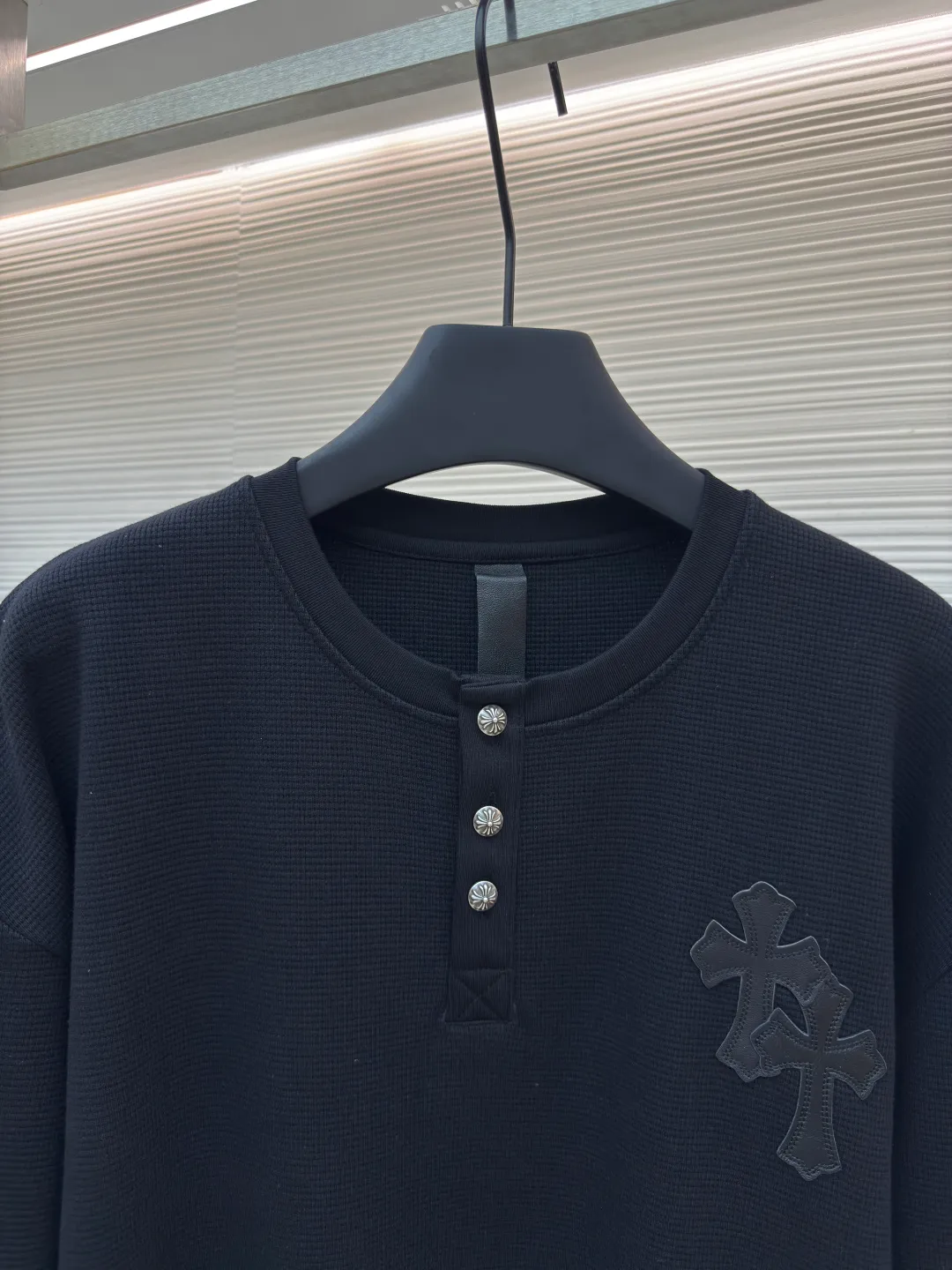 Chrome Hearts patchwork leather Henry collar waffle sweatshirt ●Original version: Purchased and developed for 17500 ●Item number: 1680092-A50 ●Fabric: waffle fabric ●Technology: Positioning cutting machine ●Version: fitted version ●Weight: about 520 grams ●Size: S-M-L-XL ●Description: The fabric is made of 350g cotton waffle double-layer material before washing (distinguish between low-gram weight cutting corners and non-pure cotton market goods) The silver buckles and scrolls are made of antique bronze and real silver (the materials used have reached 300+ quality on the market). The leather labels are still made of genuine imported lambskin. The most important thing is the hand-sewn leather (it involves high costs when it comes to manual work). A lot of effort has been put into the fabric, hardware and craftsmanship. The top quality in the market and the industry benchmark are only owned by a few people. The overall wiring is straight and delicate, the fabric is comfortable and soft, and the color is consistent without color difference. It can be matched with the same style to create a fashionable look and control various occasions. Customized accessories, complete with three standards, same style for men and women!